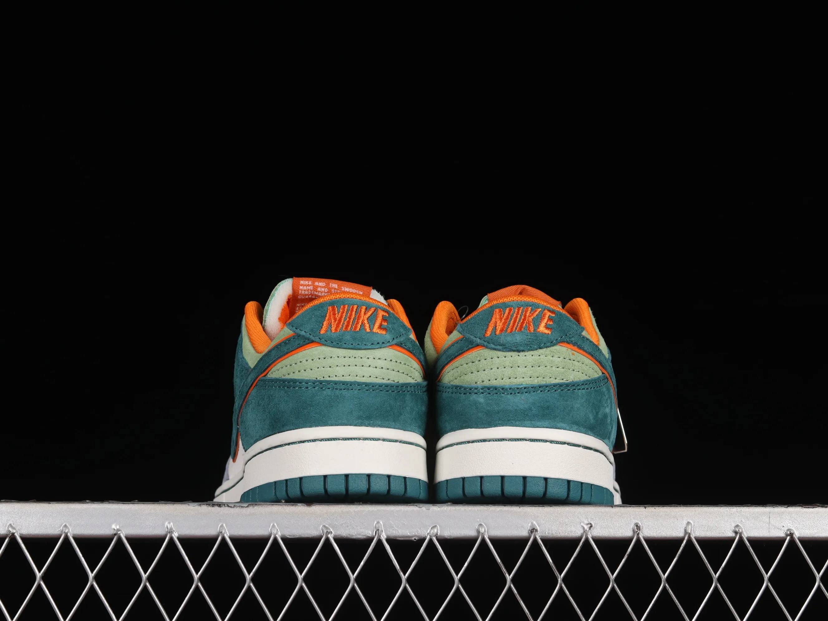 All Categories Nk SB Dunk Series Nk SB Dunk Low Low-top sneakers Otomo Katsuhiro x Nk SB Dunk Low "Steamboy OST" Creative customization collaboration Otomo Katsuhiro co-branded SB low-top sports and leisure sneakers LF0039-022
